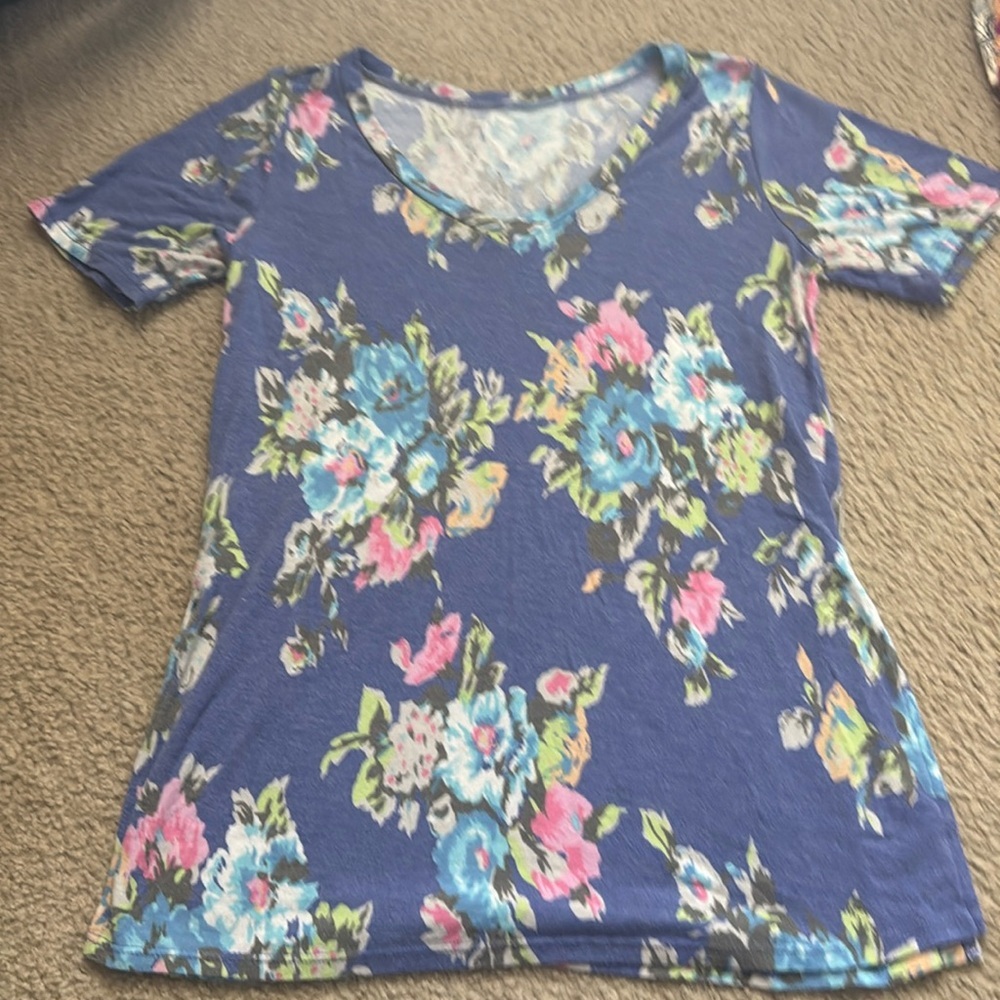Betseys Boutique size small short sleeve shirt.